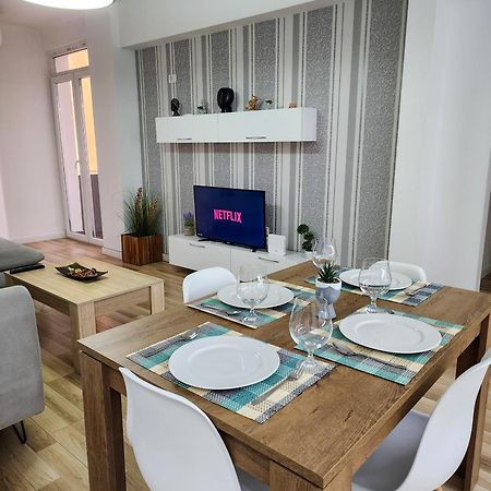 2E Apartment Myslym Shyri ティラナ エクステリア 写真