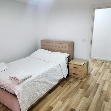 2E Apartment Myslym Shyri ティラナ エクステリア 写真